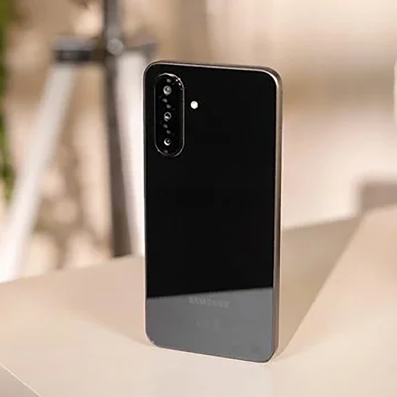 گوشی موبایل سامسونگ مدل Galaxy A26 دو سیم کارت ظرفیت 256 گیگابایت و رم 8 گیگابایت همرا شاژر 25 وات-کاور-گلس